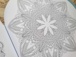 Relaxing & mindful mandala - Creatief kleuren - mandaly v kulaté knize - MODRÉ