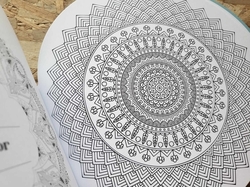 Relaxing & mindful mandala - Creatief kleuren - mandaly v kulaté knize - MODRÉ