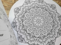 Relaxing & mindful mandala - Creatief kleuren - mandaly v kulaté knize - MODRÉ