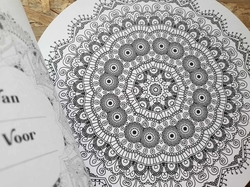 Relaxing & mindful mandala - Creatief kleuren - mandaly v kulaté knize - MODRÉ