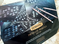 DERWENT Metallic 20th anniversary - metalické pastelky - sada 20 ks - gift set