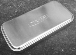 Derwent Pencil Tin - kovové pouzdro